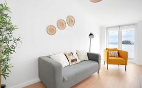 Sunny 2 Bedroom Apartment In Almada - Balconies With River View